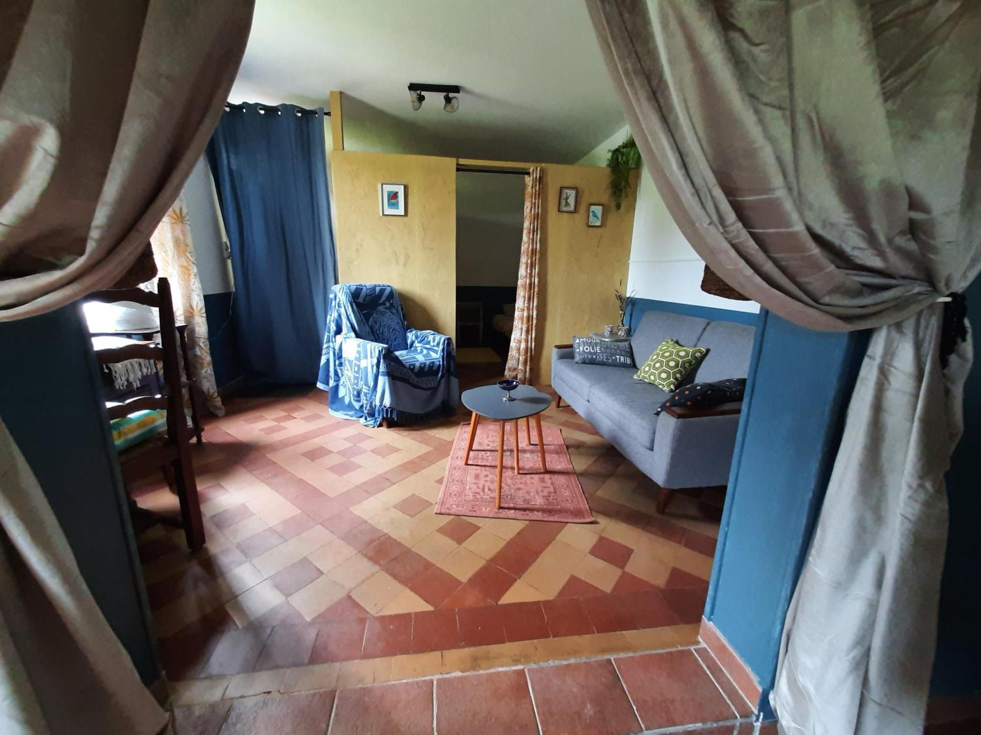 Neret Notre Village Papillon Bed&Breakfast الغرفة الصورة